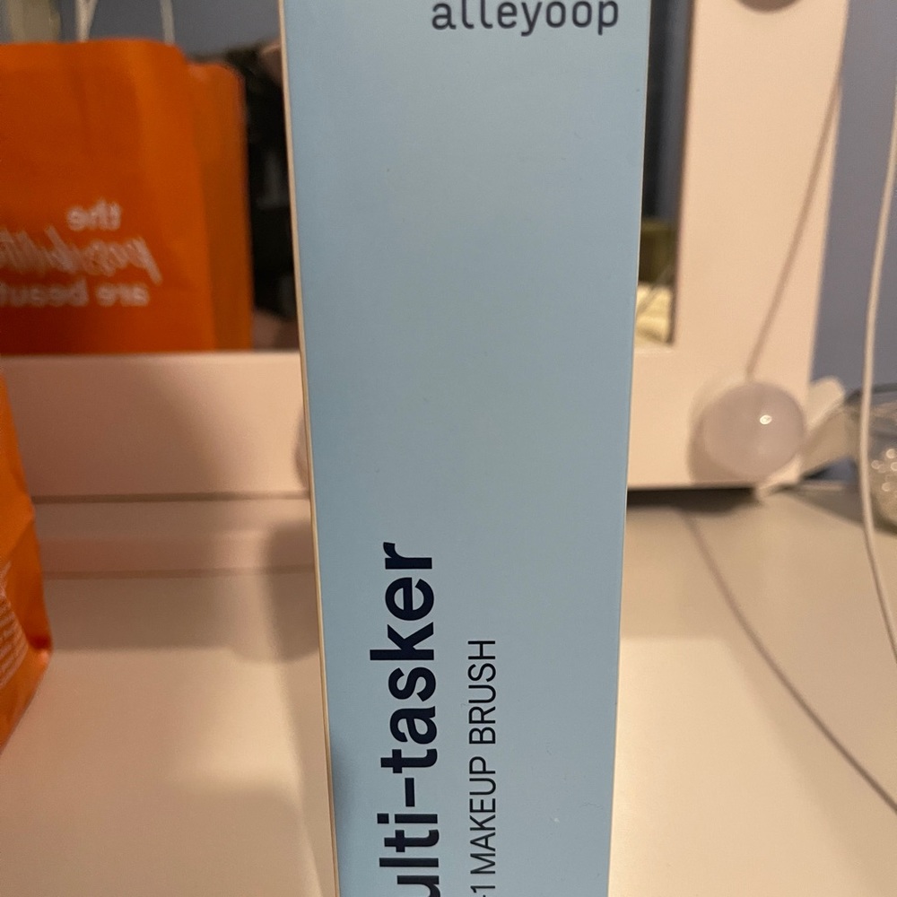 Alleyoop multitasker 4 in 1 makeup brush